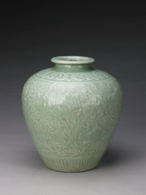 龙泉窑青釉凸花缠枝莲纹尊
