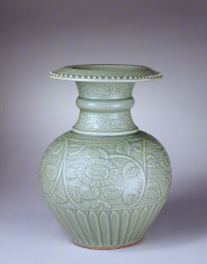 龙泉窑青釉刻花缠枝菊纹石榴尊